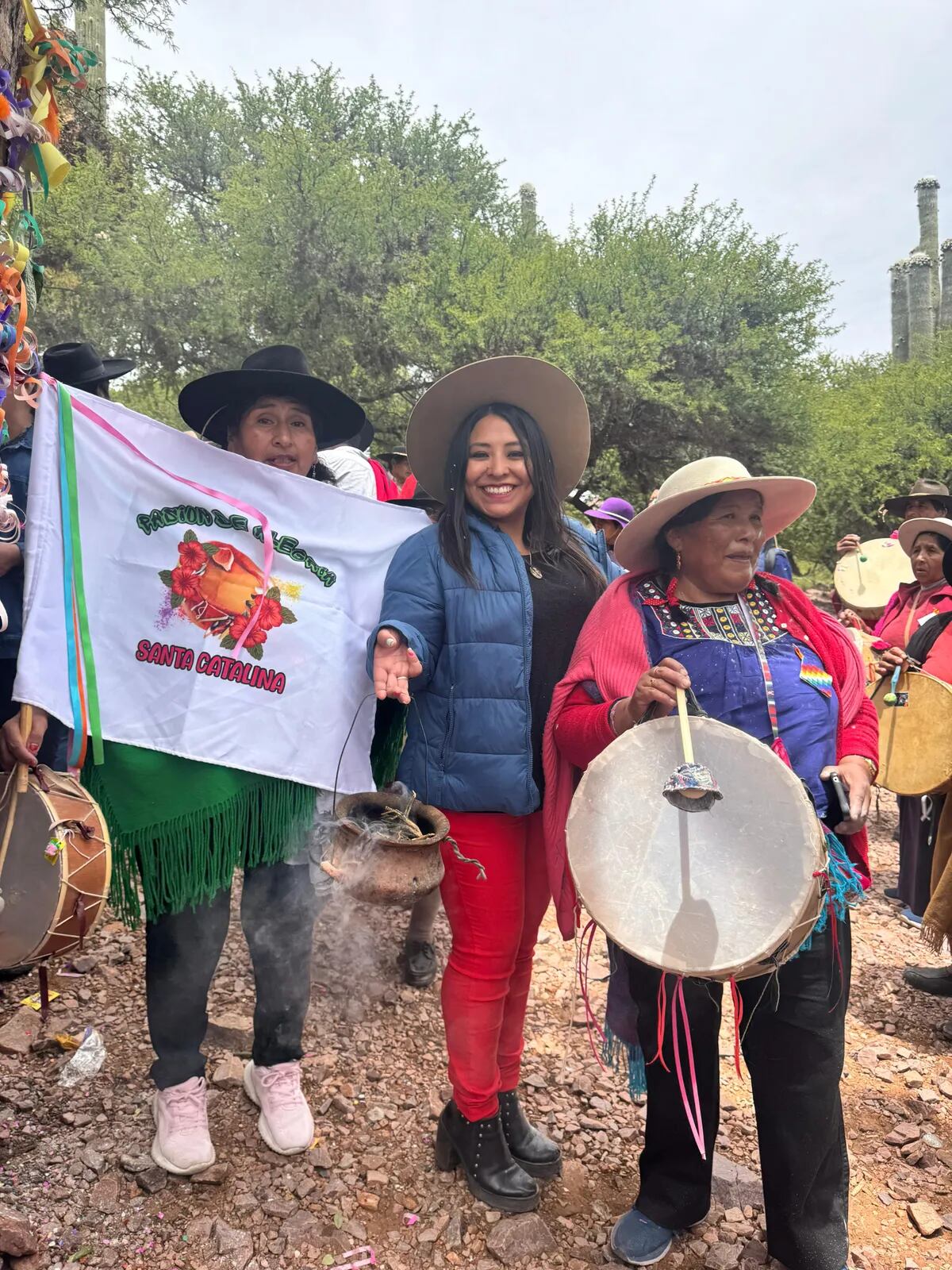 Con el Tata Churqui a sus espaldas, las copleras jujeñas rinden homenaje a sus ancestros previo a iniciar el festejo en Hornaditas.