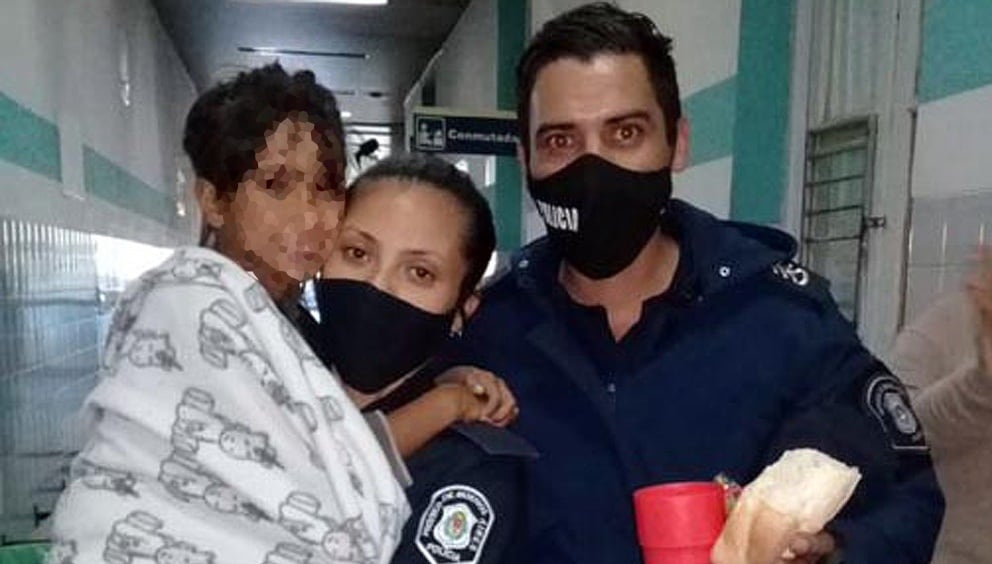 Maia Beloso con los policías que la hallaron y asistieron