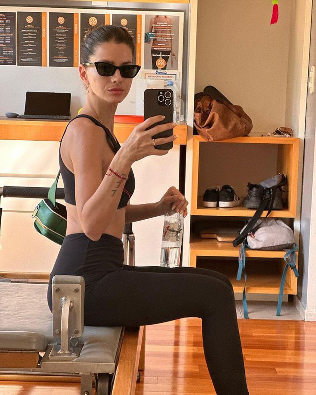 La China usó la riñonera con un look sporty e informal para ir a hacer pilates.