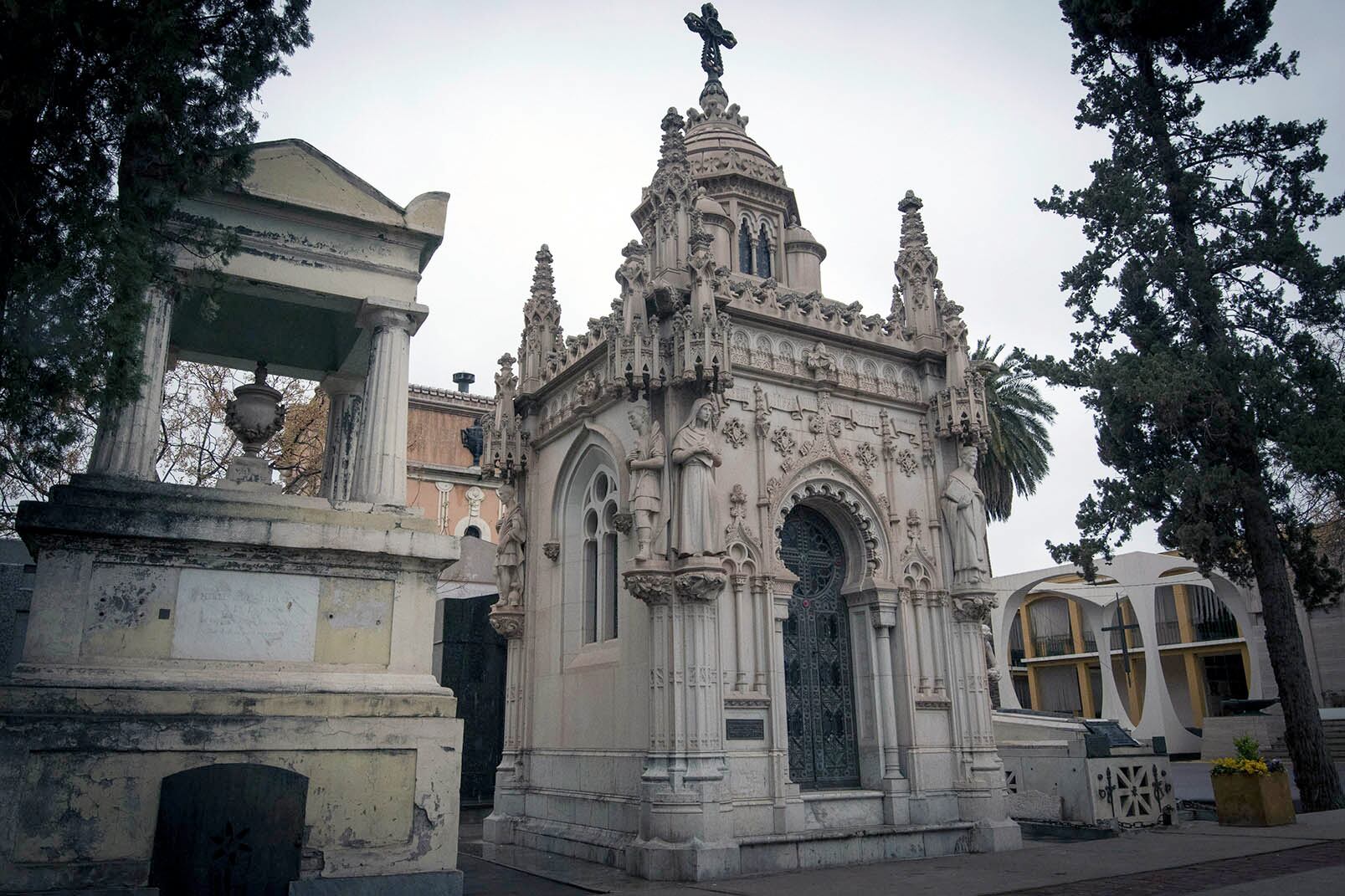 Historias del silencio
La Conmemoración de Todos los Fieles Difuntos en memoria de los fallecidos.
El Cementerio Municipal de la Ciudad de Mendozane una gran importancia en su historia, arte fúnebre, también la arquitectura, la simbología y los epitafios de mausoleos, tumbas, lápidas y criptas

Foto: Orlando Pelichotti
