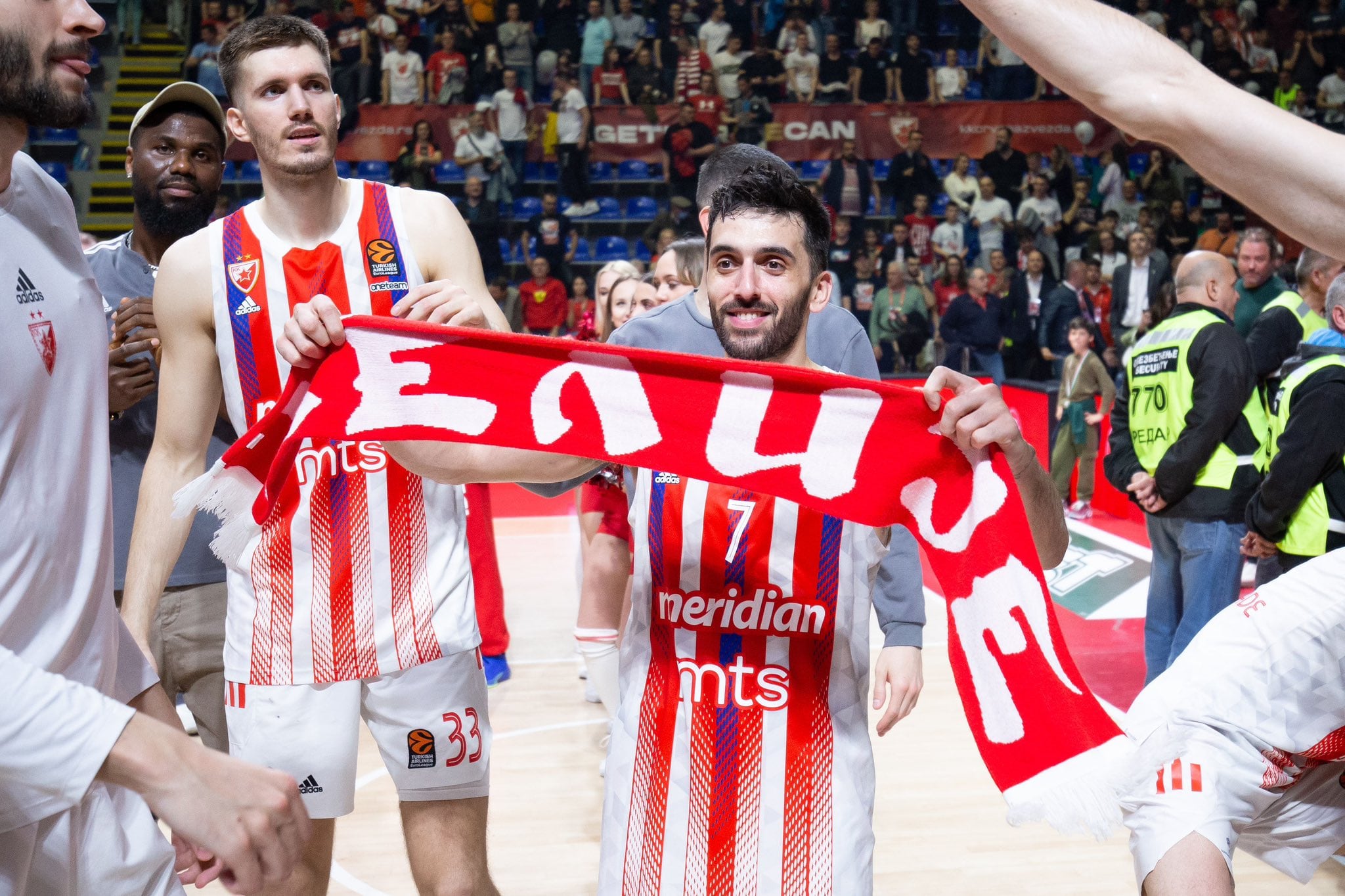 Facundo Campazzo, con 24 puntos, igualó su mejor marca anotadora en la Euroliga, en la victoria de Estrella Roja ante Fenebahce. (@kkcrvenazvezda)