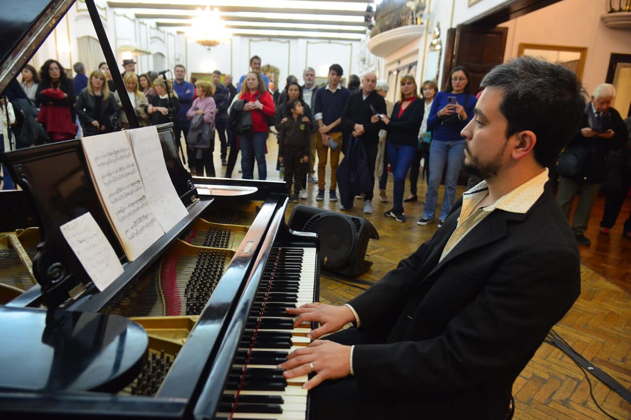 Noche de los Museos. Visitantes en el Jockey Club Córdoba. (Nicolás Bravo / La Voz)