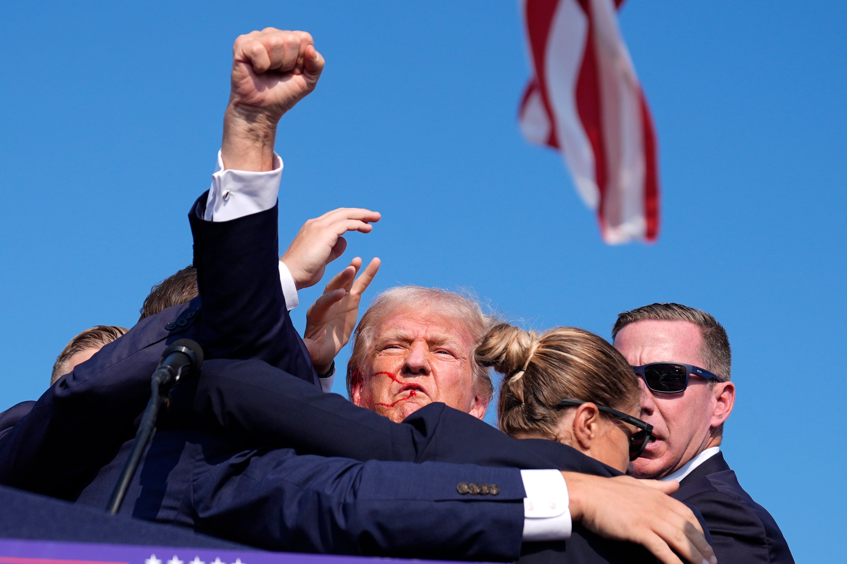 El expresidente Donald Trump es rodeado por agentes del Servicio Secreto de Estados Unidos en un acto de campaña, el sábado 13 de julio de 2024, en Butler, Pensilvania. (AP Foto/Evan Vucci)