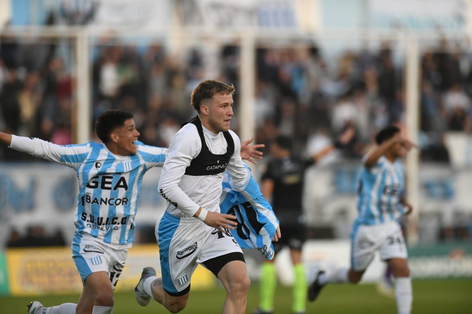 Sebastián Marfort marcó el 1-0 de Racing ante Güemes, en el estadio Miguel Sancho, por la Primera Nacional. (Javier Ferreyra / La Voz)