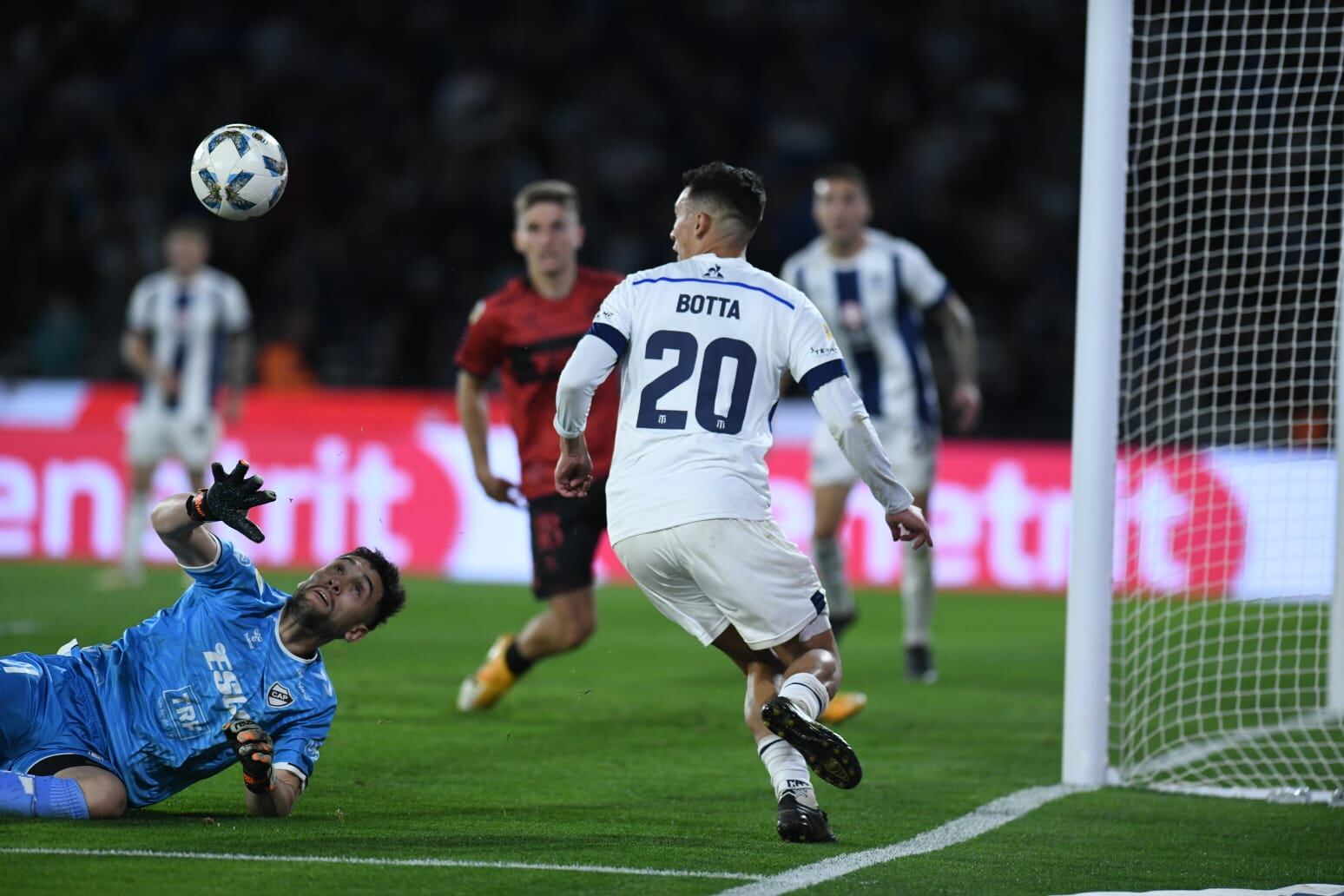 Rubén Botta hizo un jugadón que pudo haber sido un grandísimo gol para Talleres. (Facundo Luque / La Voz)