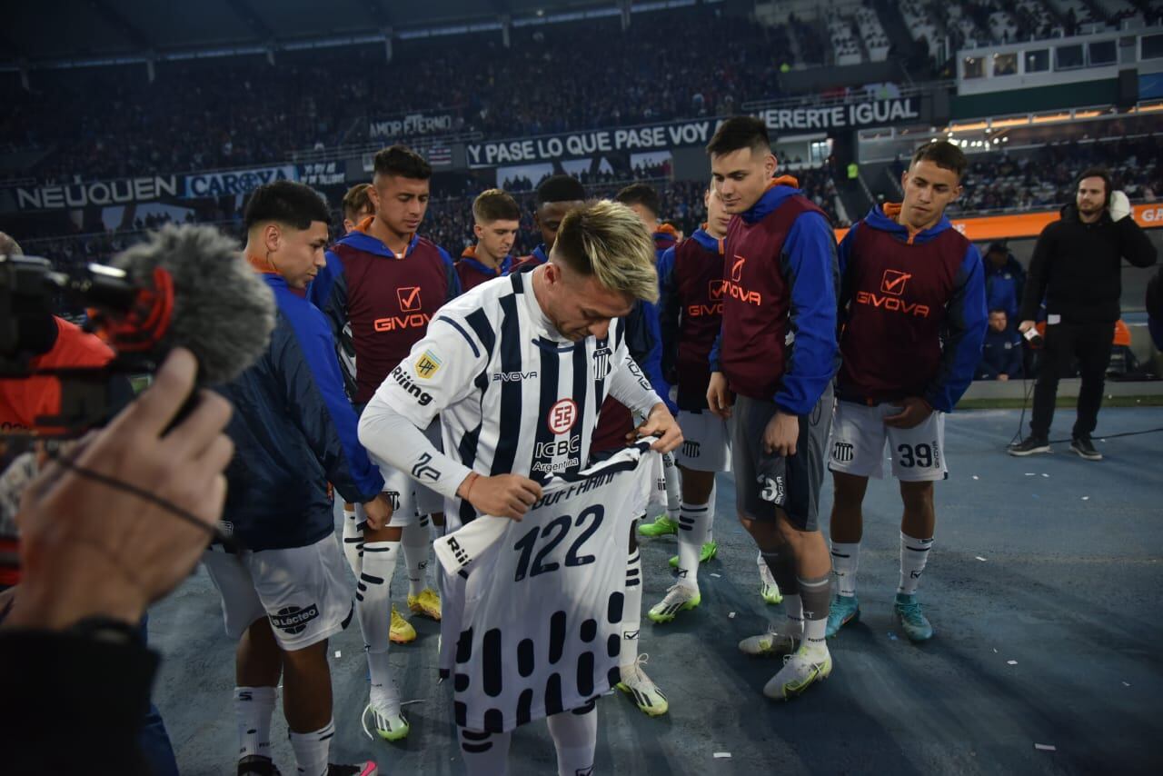 La despedida de Julio Buffarini de Talleres. Sus compañeros e hinchas homenajearon al volante, que deja al Matador. (Facundo Luque / La Voz)