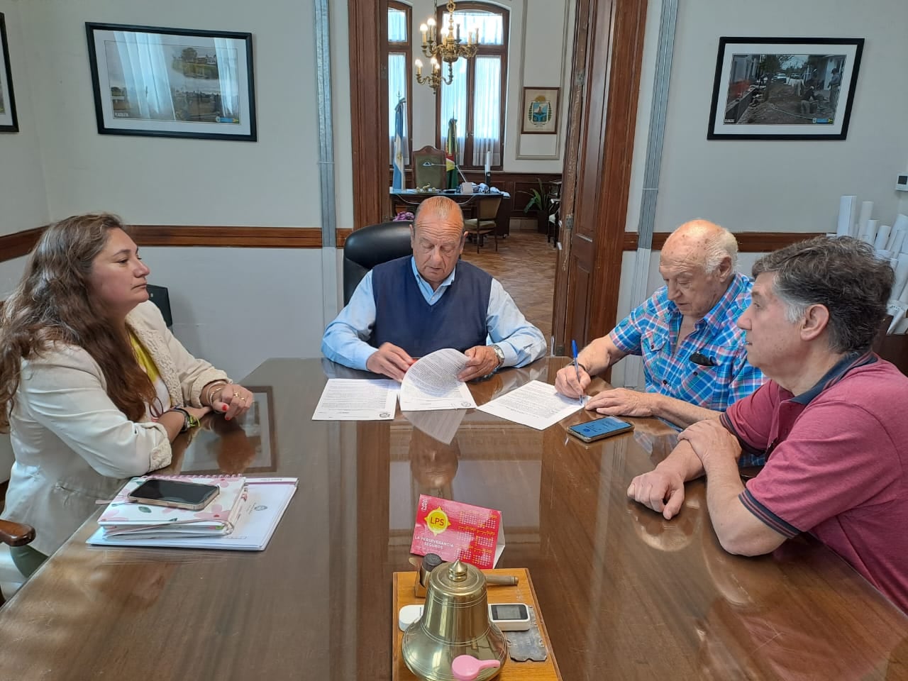 Firma de convenio para el recambio de luminarias en Claromecó