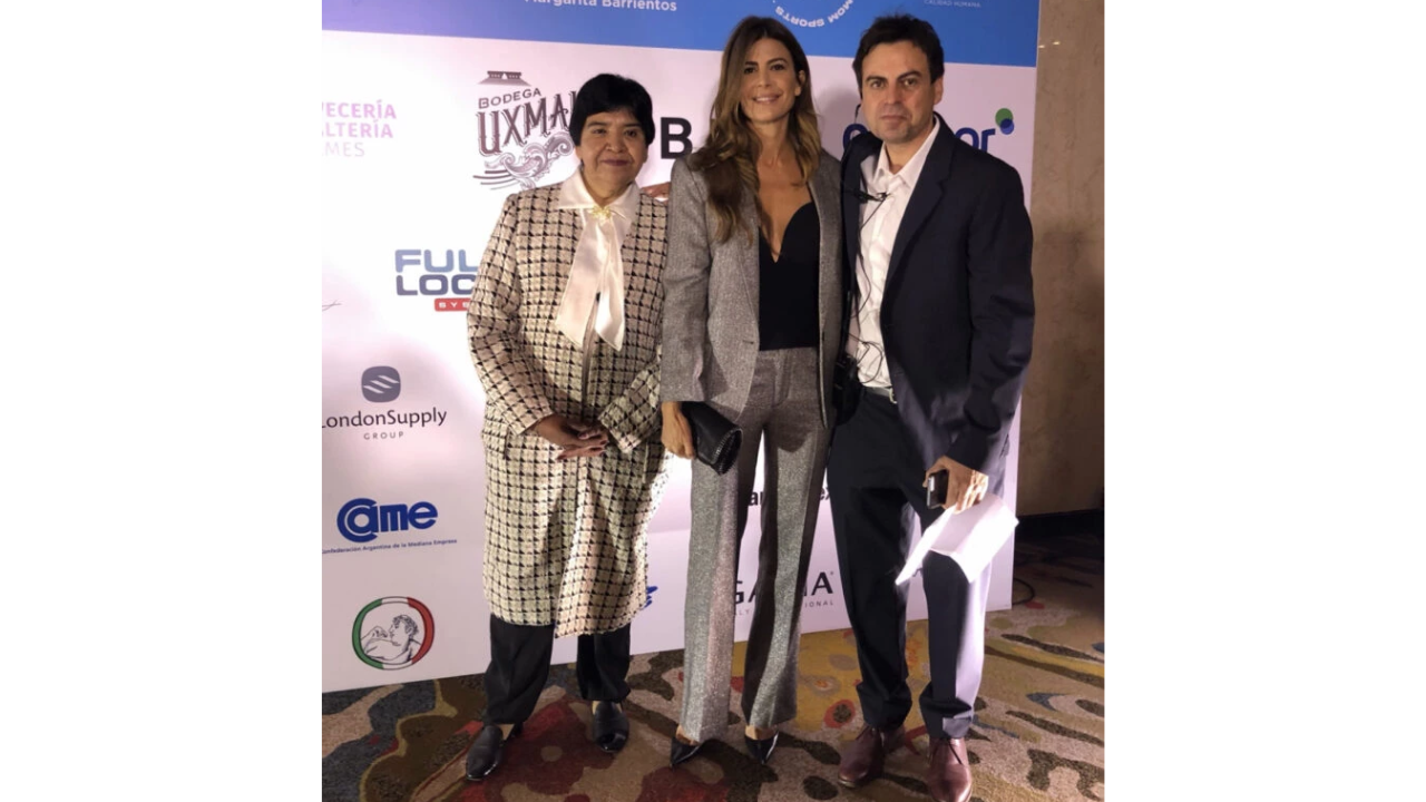 Juliana Awada deslumbró con su look.