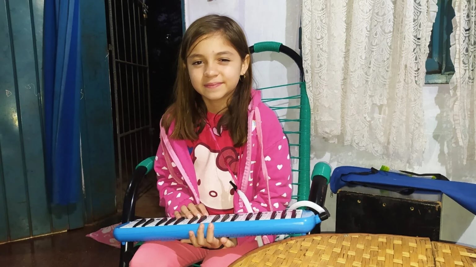 Niña posadeña de 9 años cautiva a pasajeros de colectivos con su música.