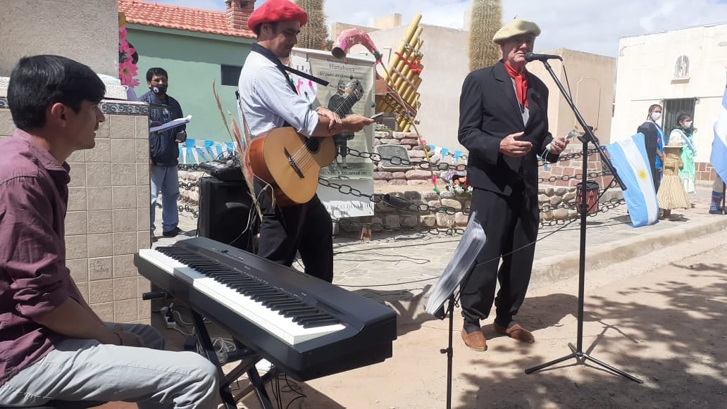 Carlos Zaldívar hizo uso la palabra en el cementerio San Antonio, en el homenaje a su padre, Edmundo Zaldívar, célebre autor de "El Humahuaqueño".