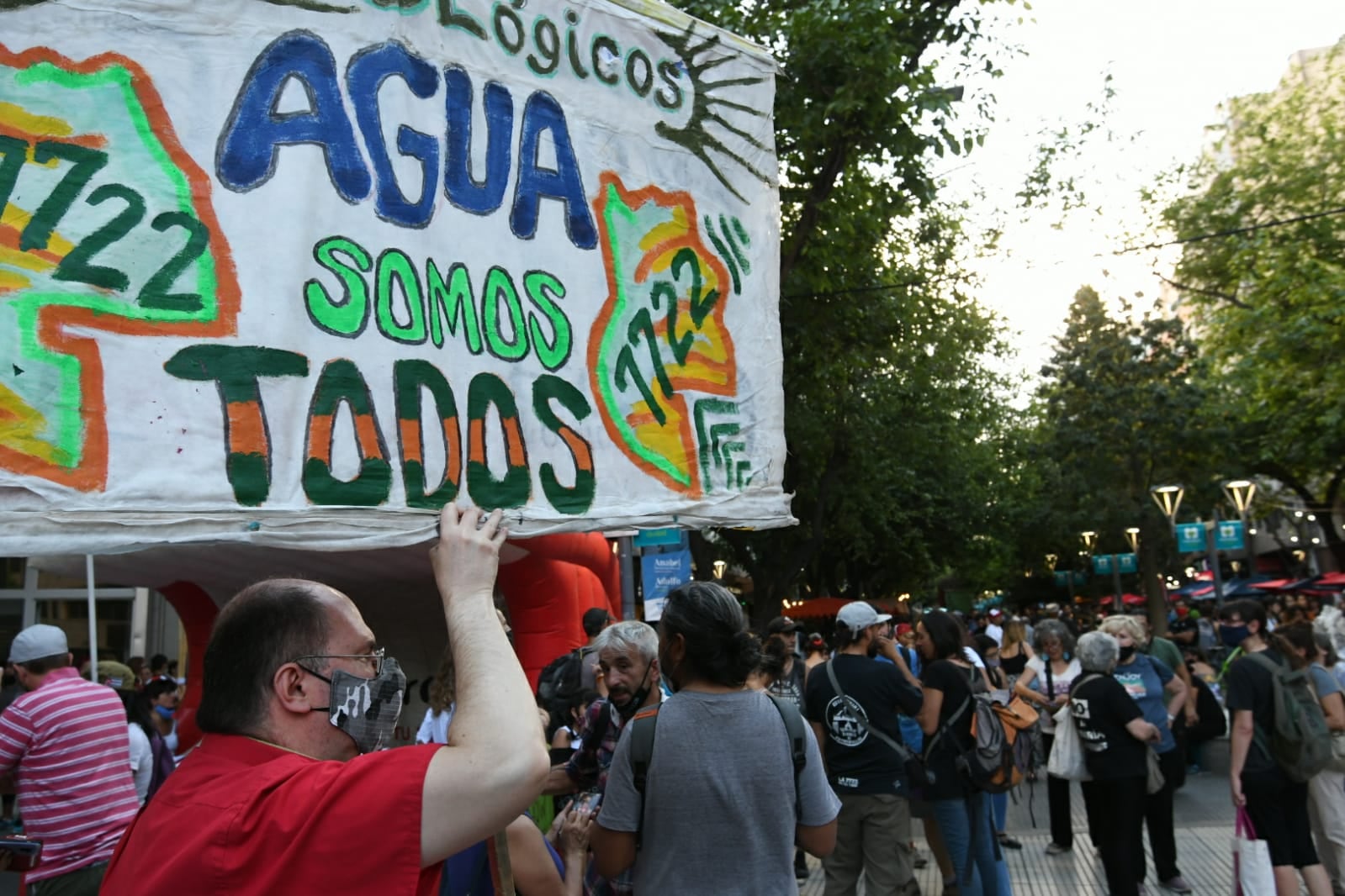 Decenas de personas marcharon por la defensa del agua pura.