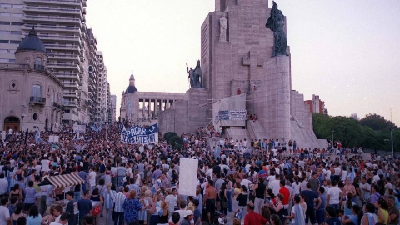 Protesta en el Monumento a la Bandera en 2001. (El Litoral)