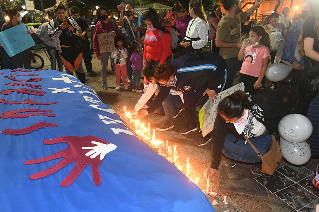 En plaza Independencia de Ciudad, mendocinos se manifestaron la noche de este viernes para pedir justicia por Lucio Dupuy, el niño de 5 años que fue asesinado a golpes en La Pampa