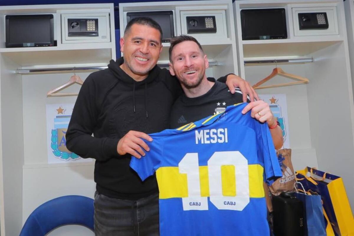Riquelme visitó a Messi en el vestuario de la Bombonera y le regaló una camiseta de Boca