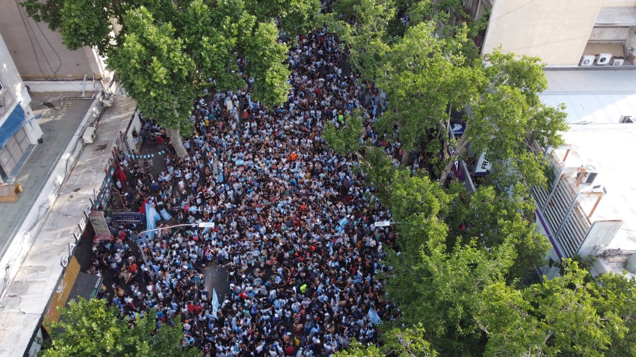 La marea de hinchas argentinos vista desde el aire. Foto:  Marcelo Rolland / Los Andes