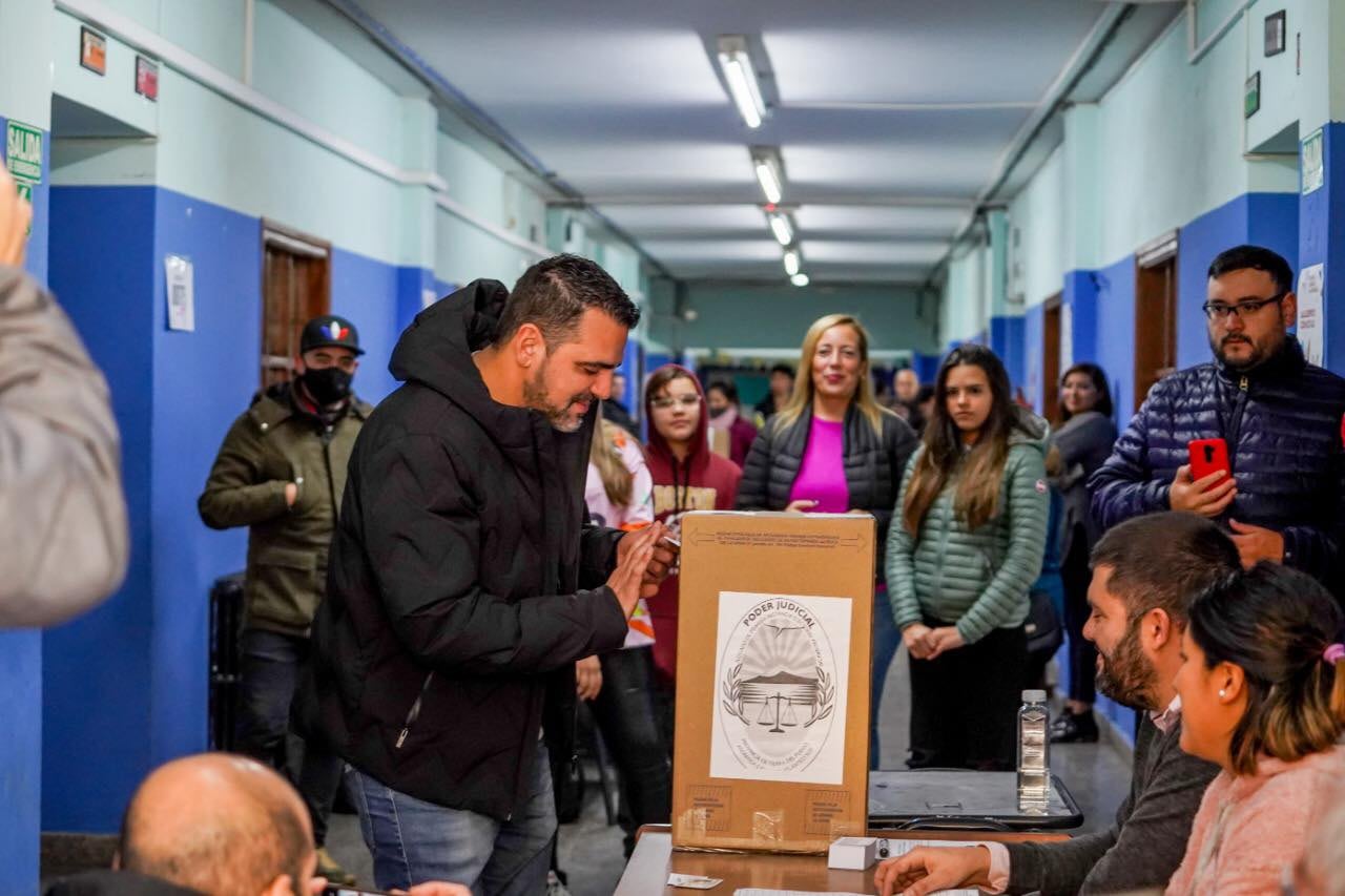 Walter Vuoto, líder de "Más Ushuaia" emitiendo su voto.