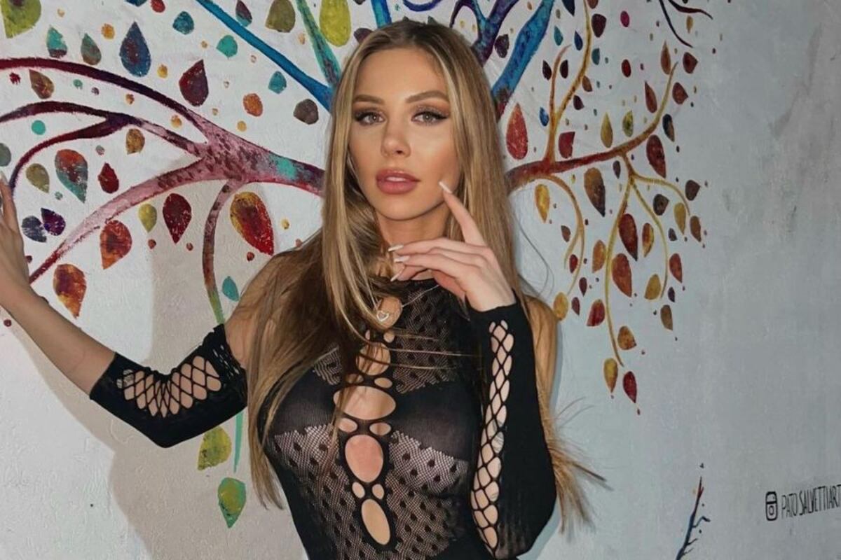 Romina Malaspina posó con un conjunto de satín frente a la ventana en Nueva York y despertó rumores de romance