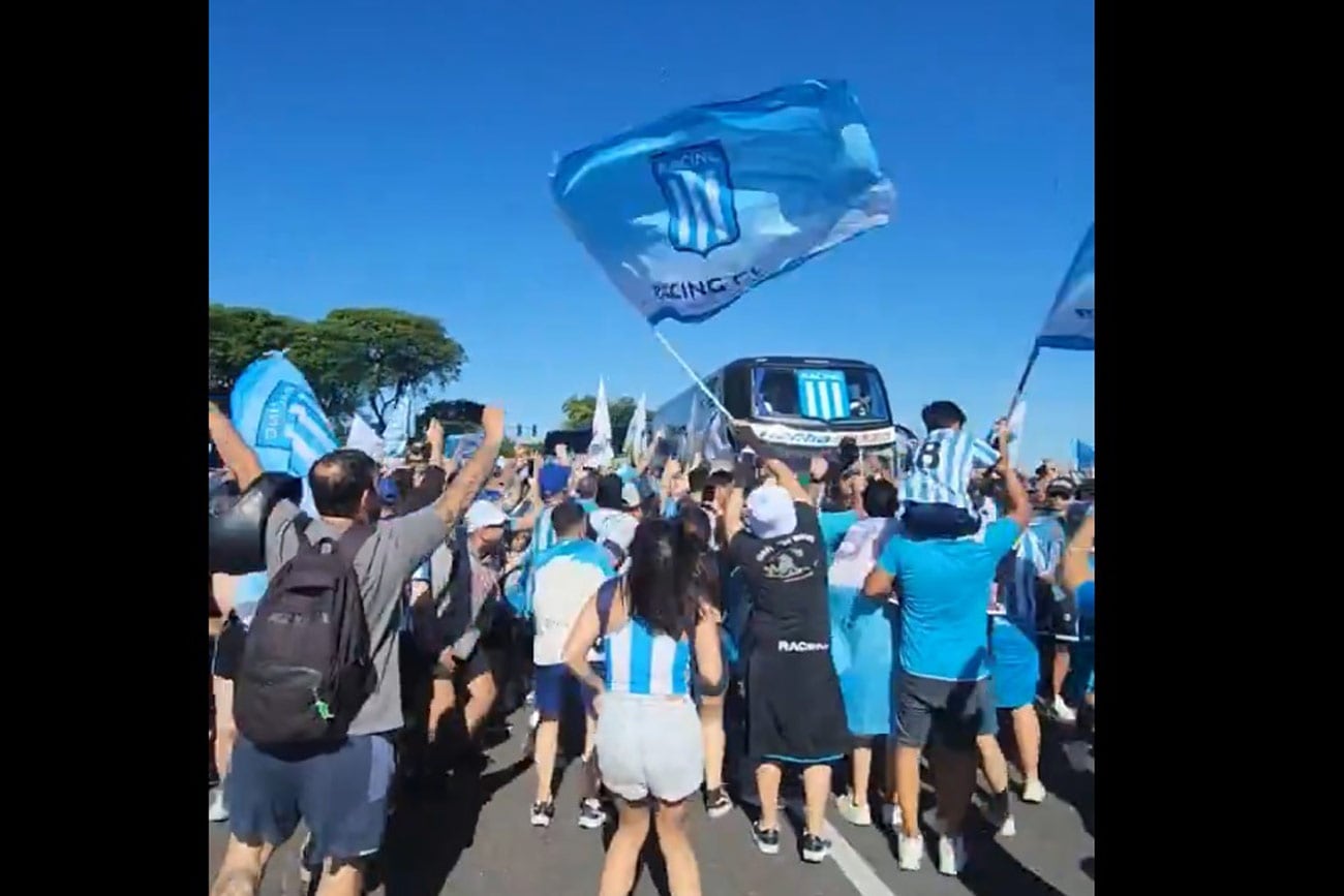 La hinchada de Racing despidiendo al plantel antes de la final de la Sudamericana. (Captura de TV)