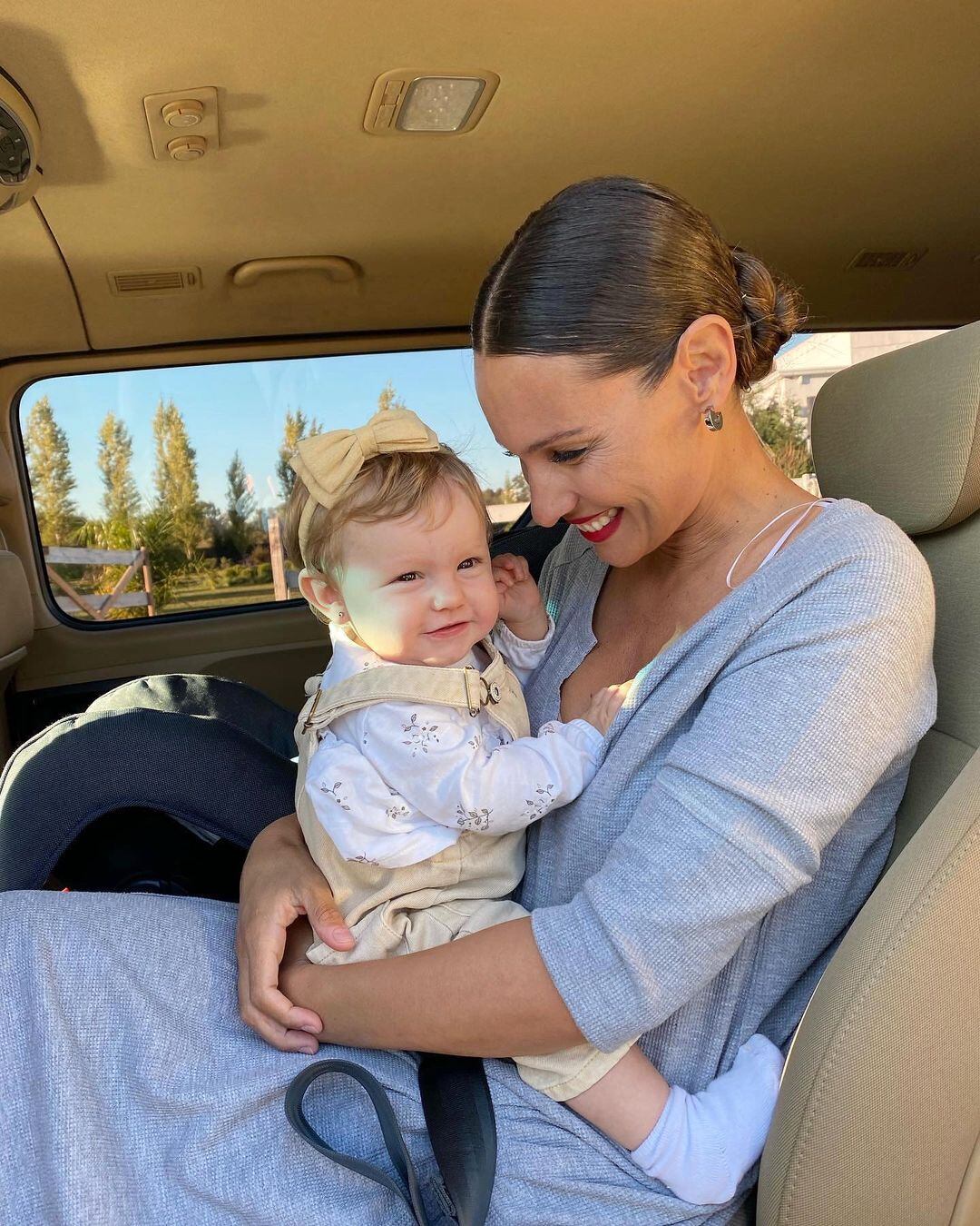 Ana García Moritán y Pampita dando un paseo en auto.