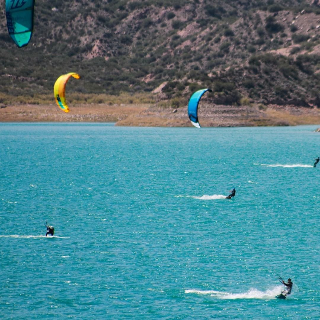 Kitesurf, una de los deportes que enseña en Mendoza Oski Nievas.