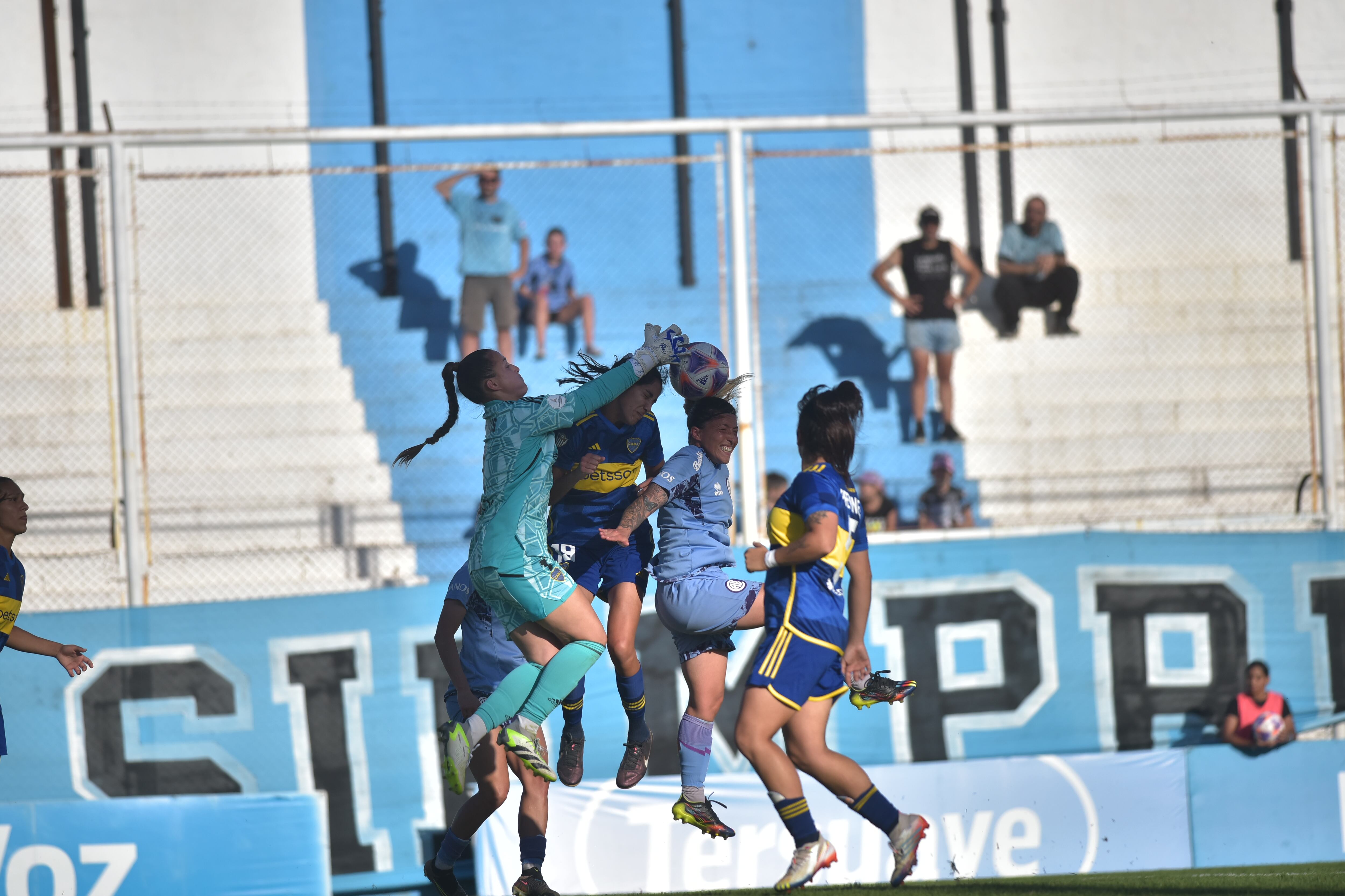 Belgrano y Boca jugaron en la cancha de Racing de Nueva Italia el primer partido de la final del fútbol femenino. Foto Javier Ferreyra