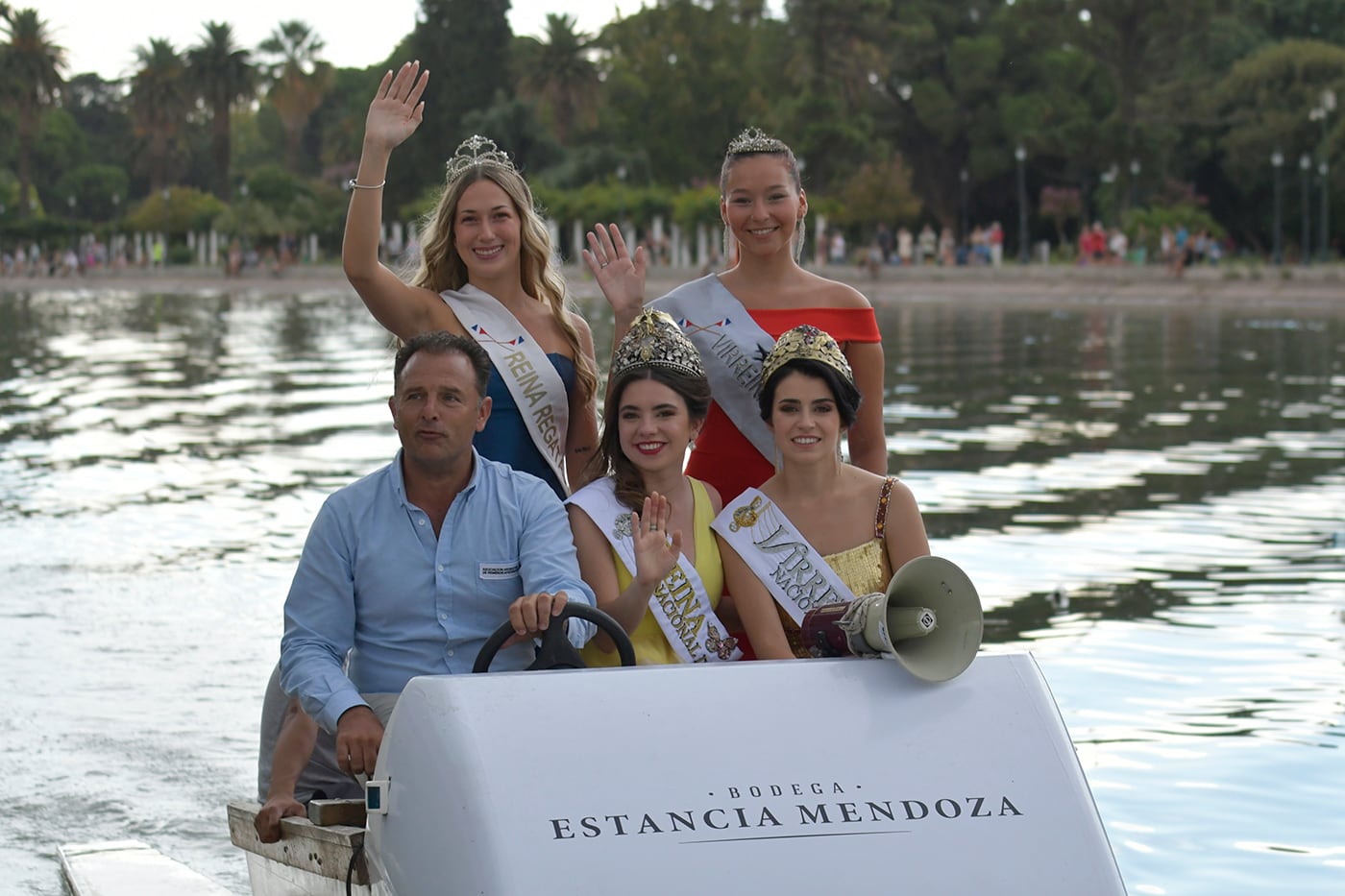 Regata Internacional  Vendimia 2023
La emblemática Regata Internacional de la Vendimia se prepara para su 77ª edición, que tendrá lugar en la sede central del Lago del Parque General San Martín, en la Ciudad de Mendoza.
Ana Laura Verde, de La Paz,  Reina Nacional de la Vendimia y Gemina Navarro de Tupungato Virreina Nacional

Foto : Orlando Pelichotti