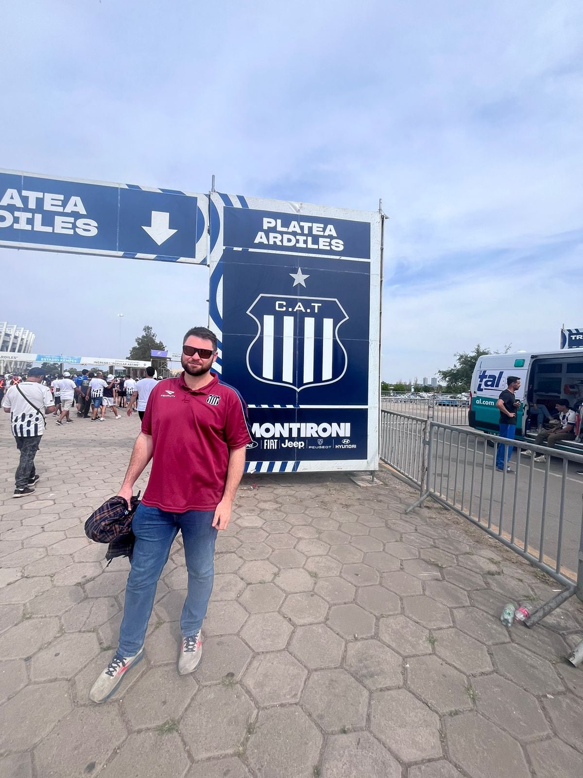 El australiano en el ingreso a la platea Gasparini para el Talleres-Belgrano.