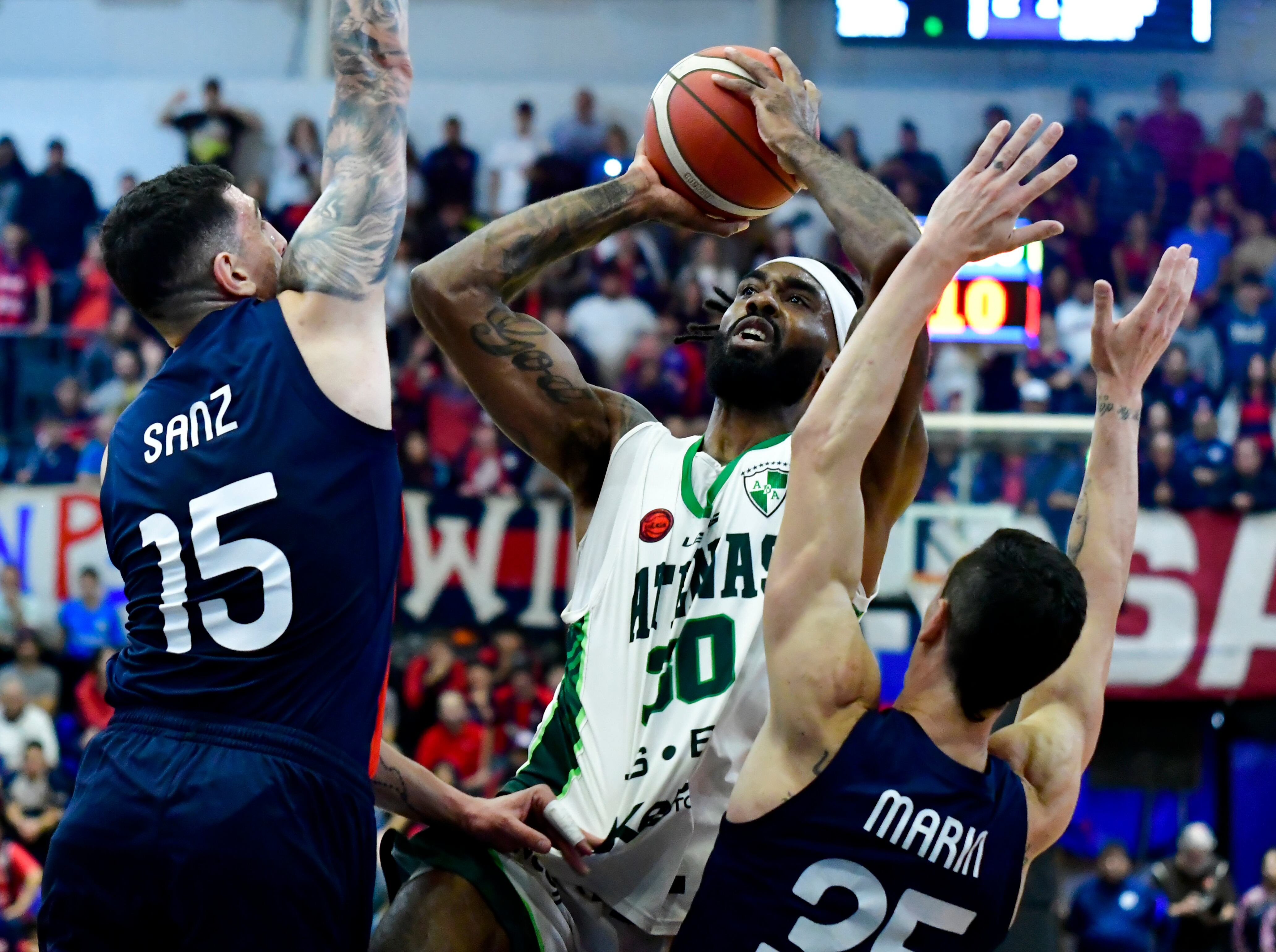 Luchado, jugado con el corazón el segundo partido por la permanencia entre Atenas y San Lorenzo. (Matías García / Liga Nacional)