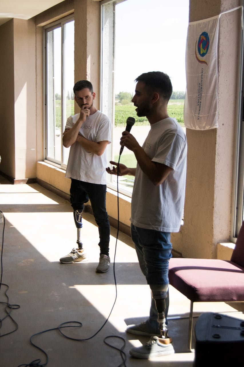 Los dos jóvenes brindan talleres motivacionales, utilizando sus vidas de ejemplo.