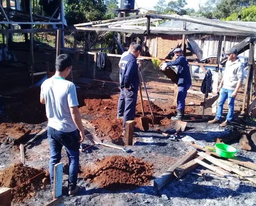 Vecinos junto a la Municipalidad construyen una vivienda a una familia. Foto: Carina Martínez