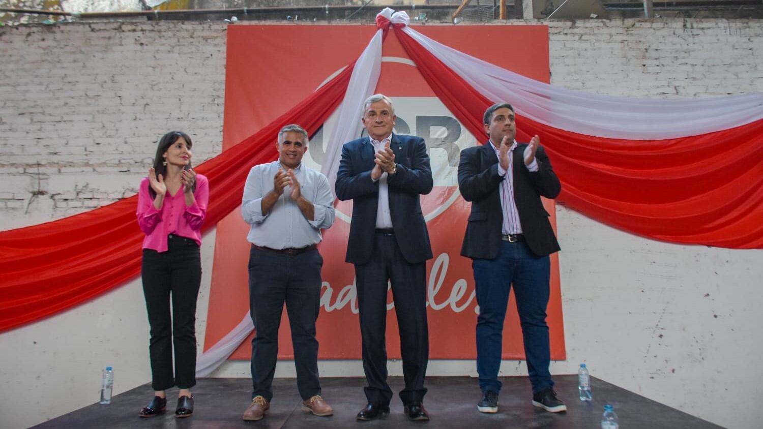 En su encuentro con la dirigencia salteña, Morales fue recibido por el presidente del Comité Provincia Salta y diputado nacional, Miguel Nanni; la titular de la JR Salta, Valeria Fernández; y el intendente de Tartagal, Mario Mimessi.