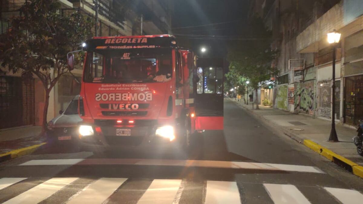 Un auto arrolló y mató a una persona que dormía en una vereda de Balvanera