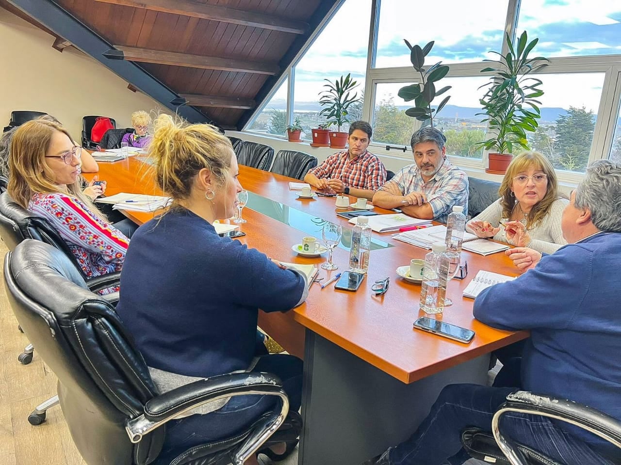 El encuentro se dio en el marco de una mesa de trabajo, para avanzar en acciones que permitan realizar la instalación de infraestructura básica en barrios no formales.