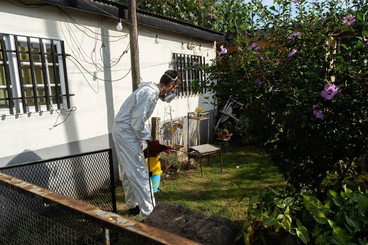 La Municipalidad de Rosario realizó un operativo de fumigación en el barrio Franchetti para la prevención de dengue.