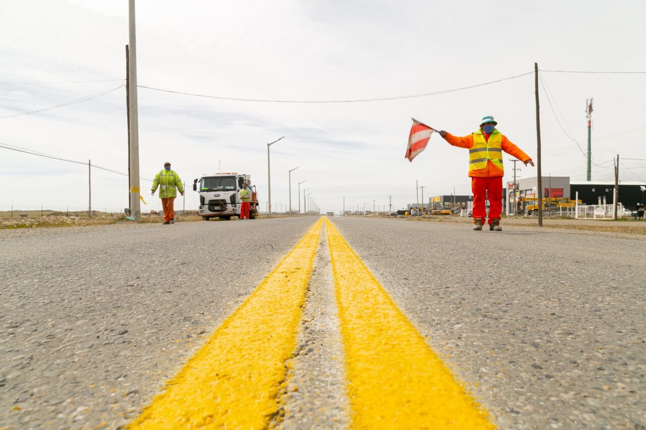 Vialidad  efectúa trabajos de demarcación y señalización en Ruta 