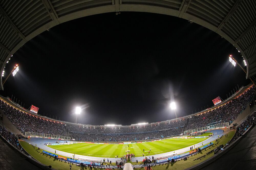 El Kempes, a pleno con la hinchada de Belgrano en el festejo del título en la Primera Nacional. (Prensa Belgrano)