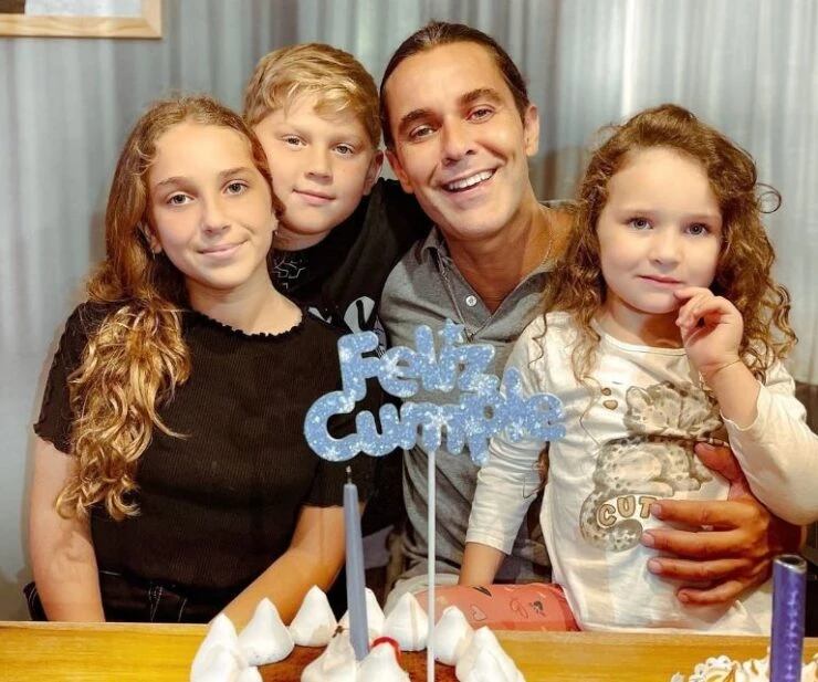 Mariano Martínez junto a su tres hijos.