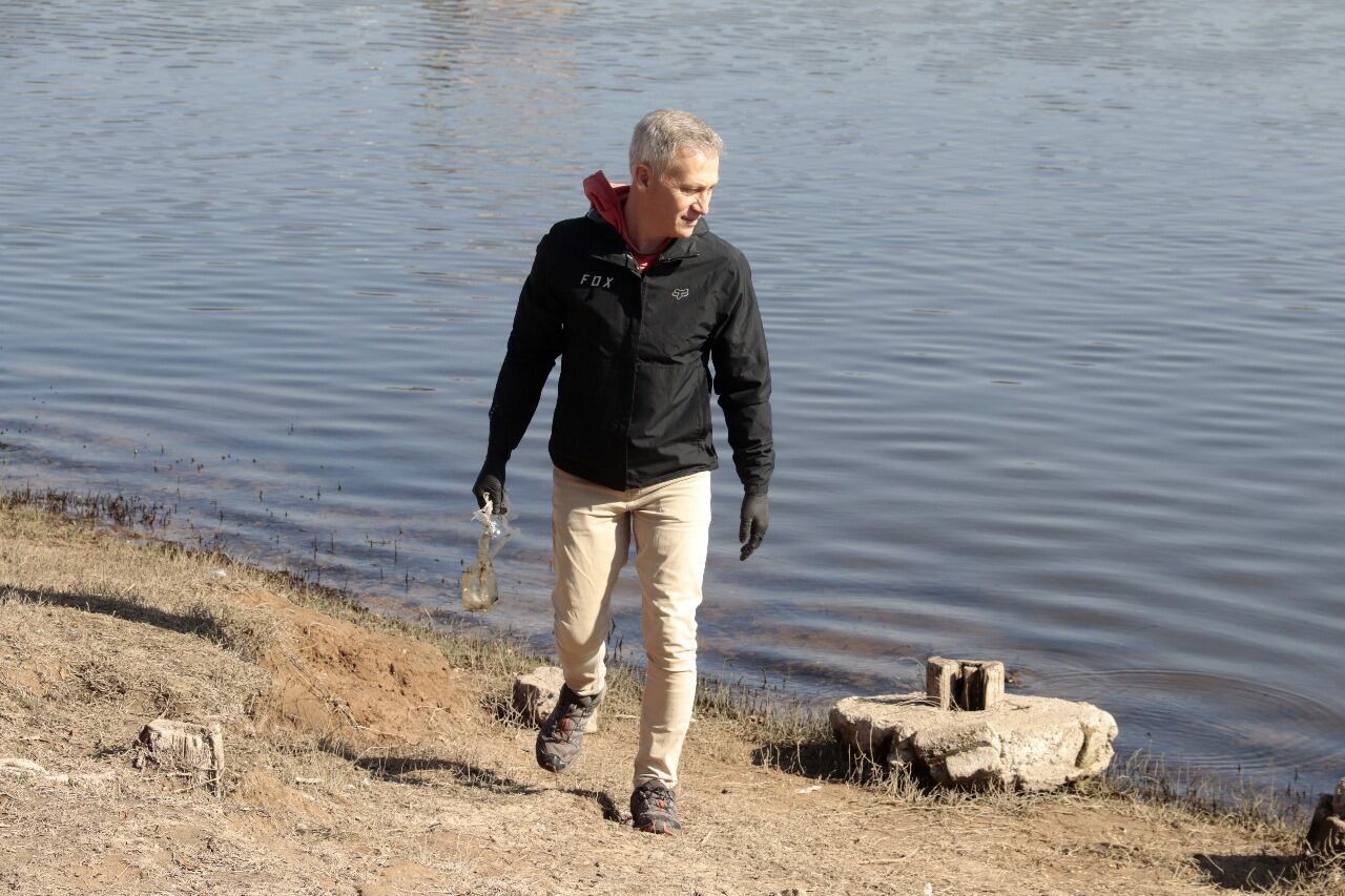 Compromiso Ambiental Comunitario: Los vecinos y el Municipio limpiaron las costas del lago San Roque