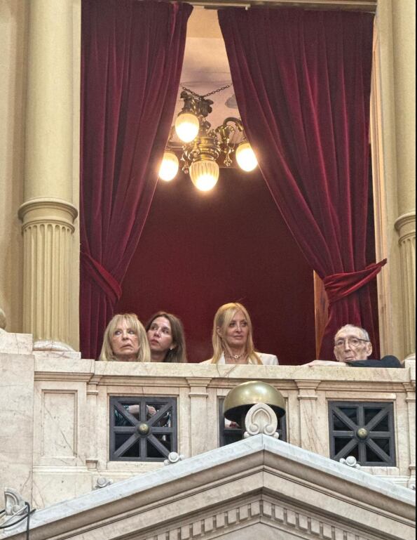 Yuyito González estuvo en la apertura de la Asamblea Legislativa acompañada por los padres de Javier Milei