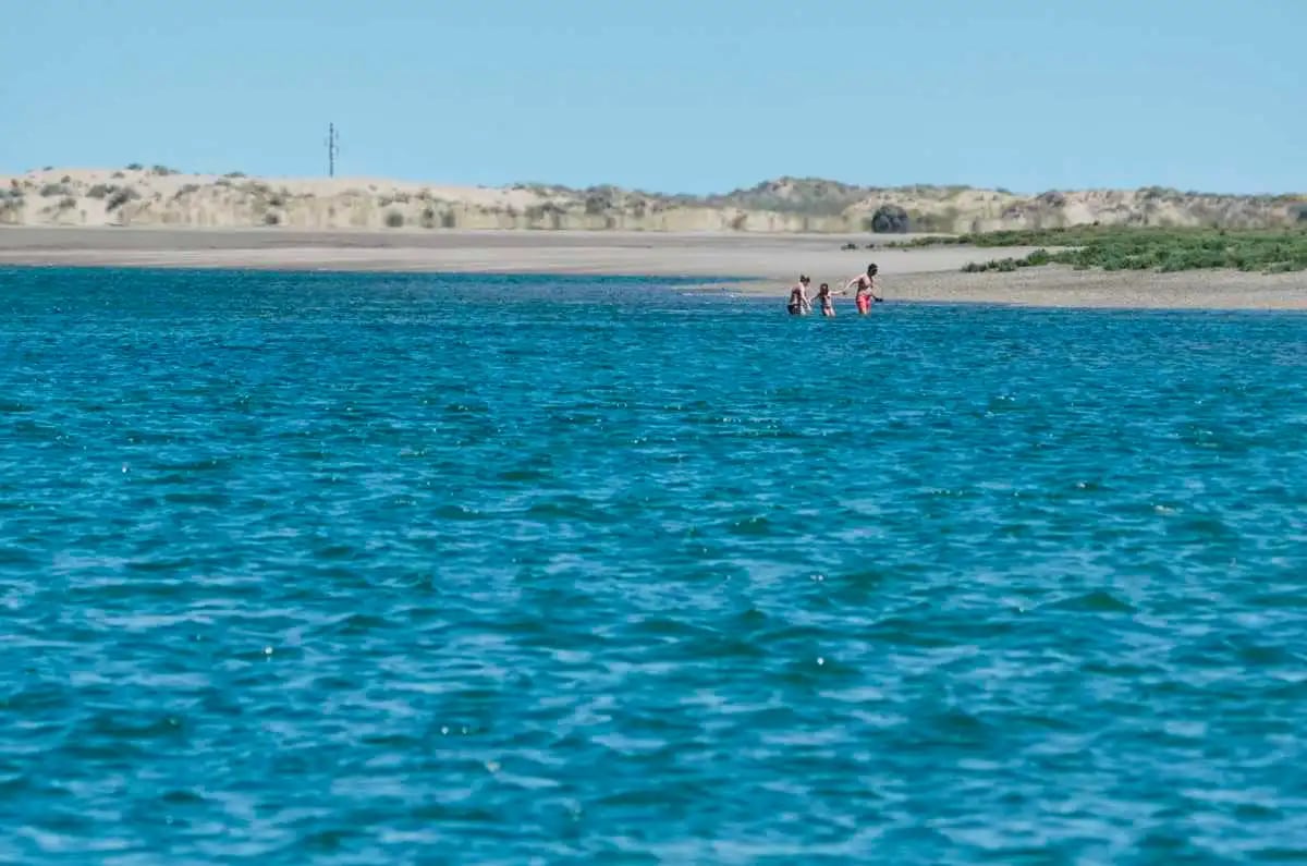 El mar sorprende por sus tonos azulados.