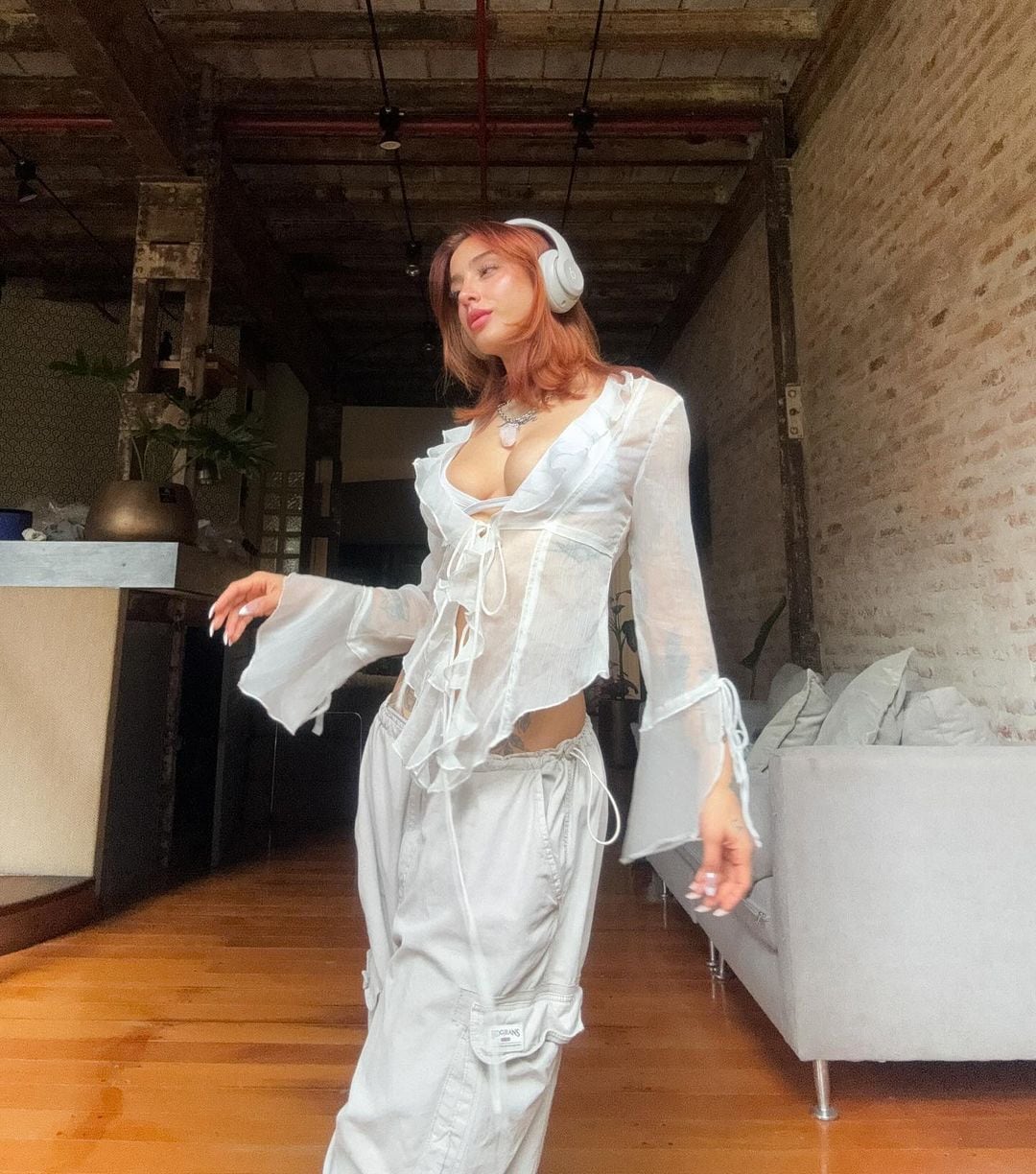 La influencer chilena Belén Negri redefinió la moda urbana con un look de transparencias y escote