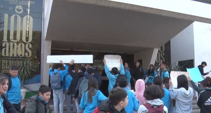 Alumnos de la Escuela Proa Arroyito marcharon hacia el Edificio Municipal