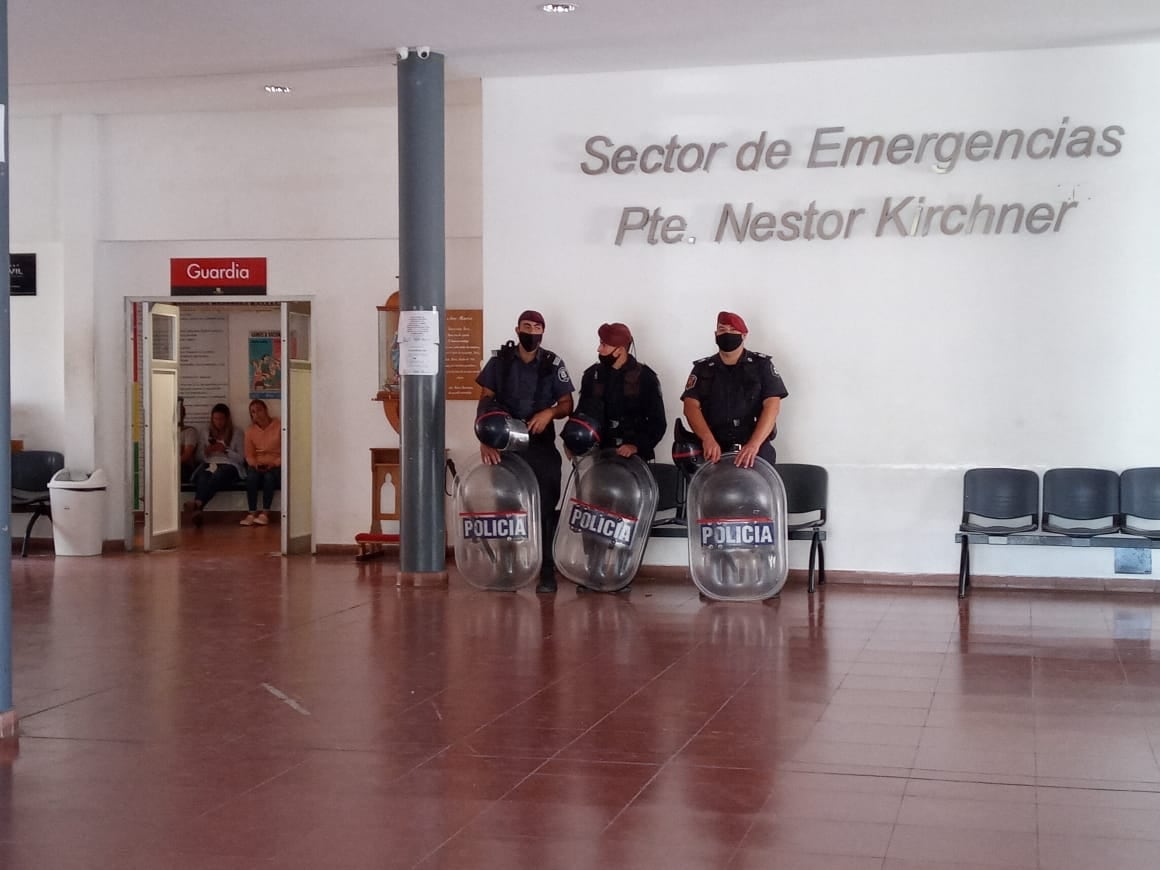 Tras los desmanes producidos en el Hospital tras el fallecimiento de dos personas en un choque de motos Caballería custodia el nosocomio.