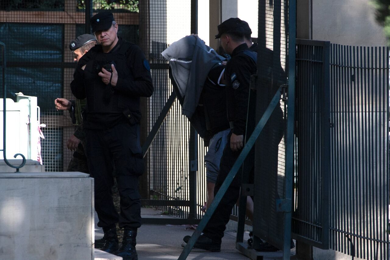 Brenda Uliarte y Fernando Sabag Montiel trasladados a tribunales federales de Comodoro Py para declarar en la causa del ataque a Cristina Kirchner. Foto: Clarín