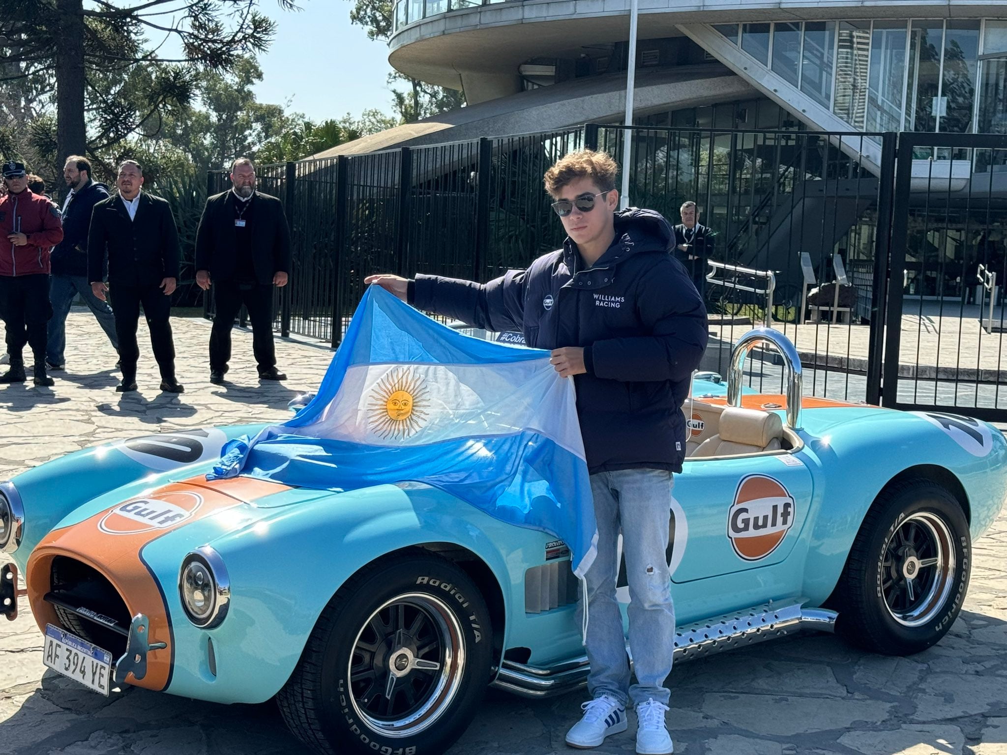 Franco Colapinto, el piloto argentino de la Formula 2, hizo un recorrido por la Ciudad de Buenos Aires y habló de su sueño de correr en la Fórmula 1. (@Corazondef1)