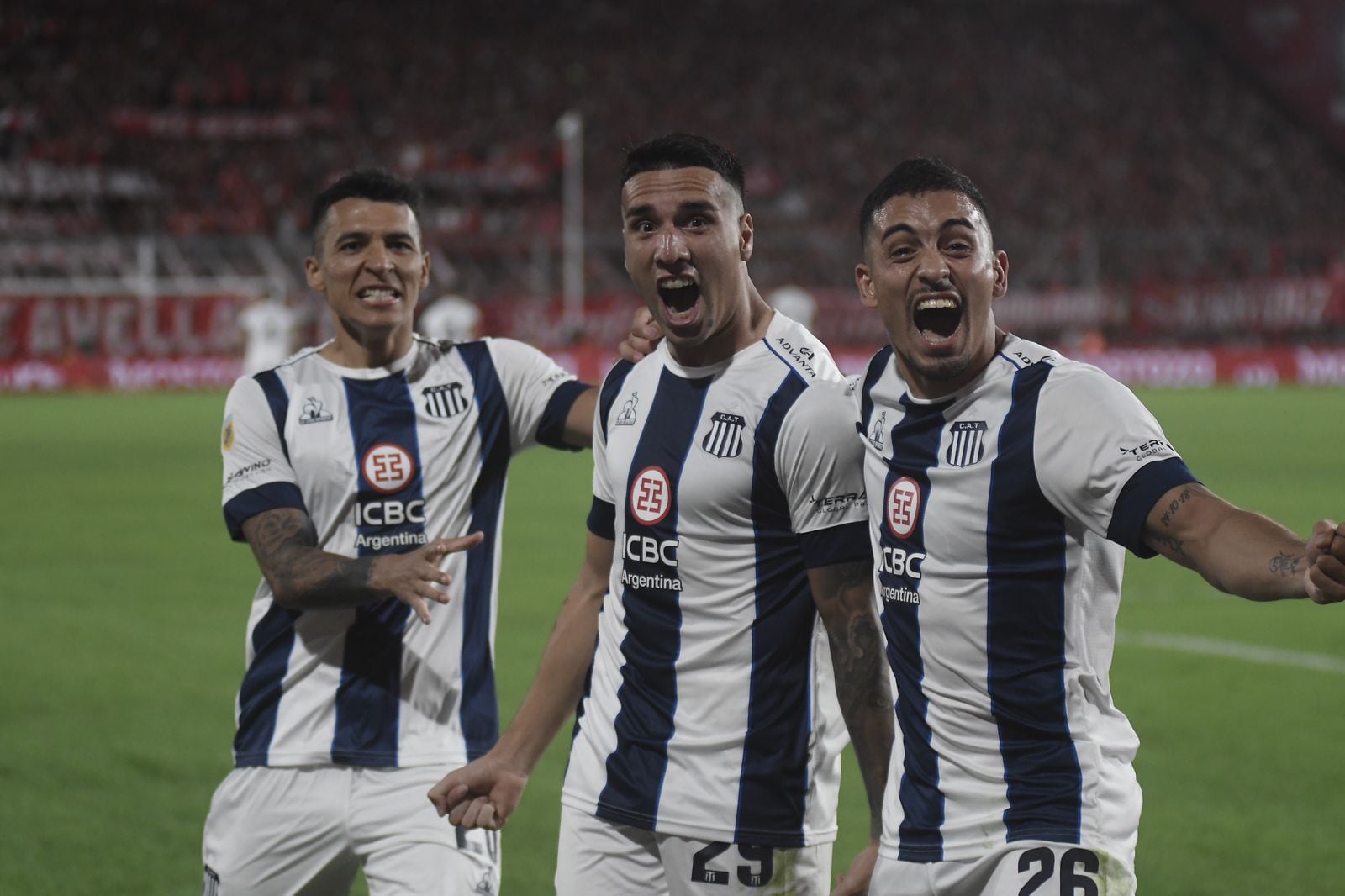 Benavídez y Girotti marcaron los goles de Talleres ante Independiente en Avellaneda. (Federico López Claro / La Voz)