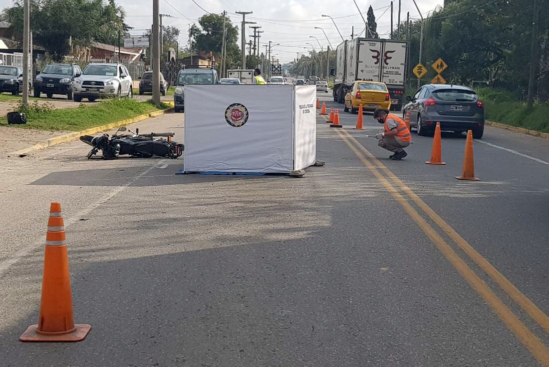 Accidente en av juan b justo al 8000 entre un camión y una moto. (Nicolás Bravo/La Voz)