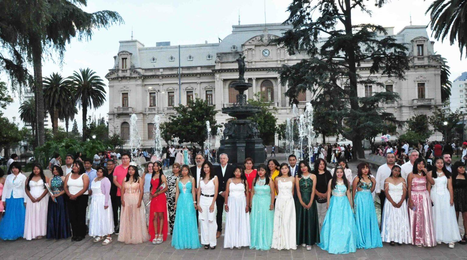 La sesión de fotos con las cumpleañeras tuvo como escenario diferentes espacios de la plaza Belgrano .