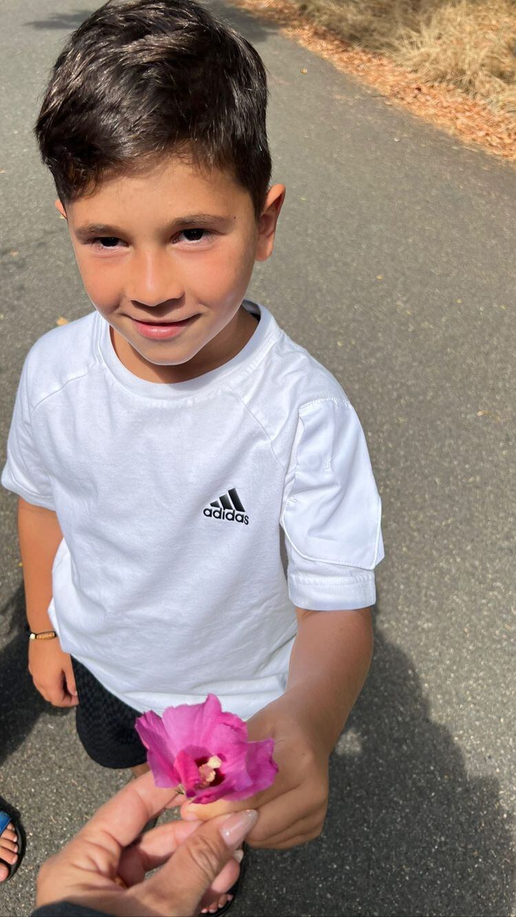 El hermano de Thiago y Mateo recogió un pequeño obsequio para la influencer.