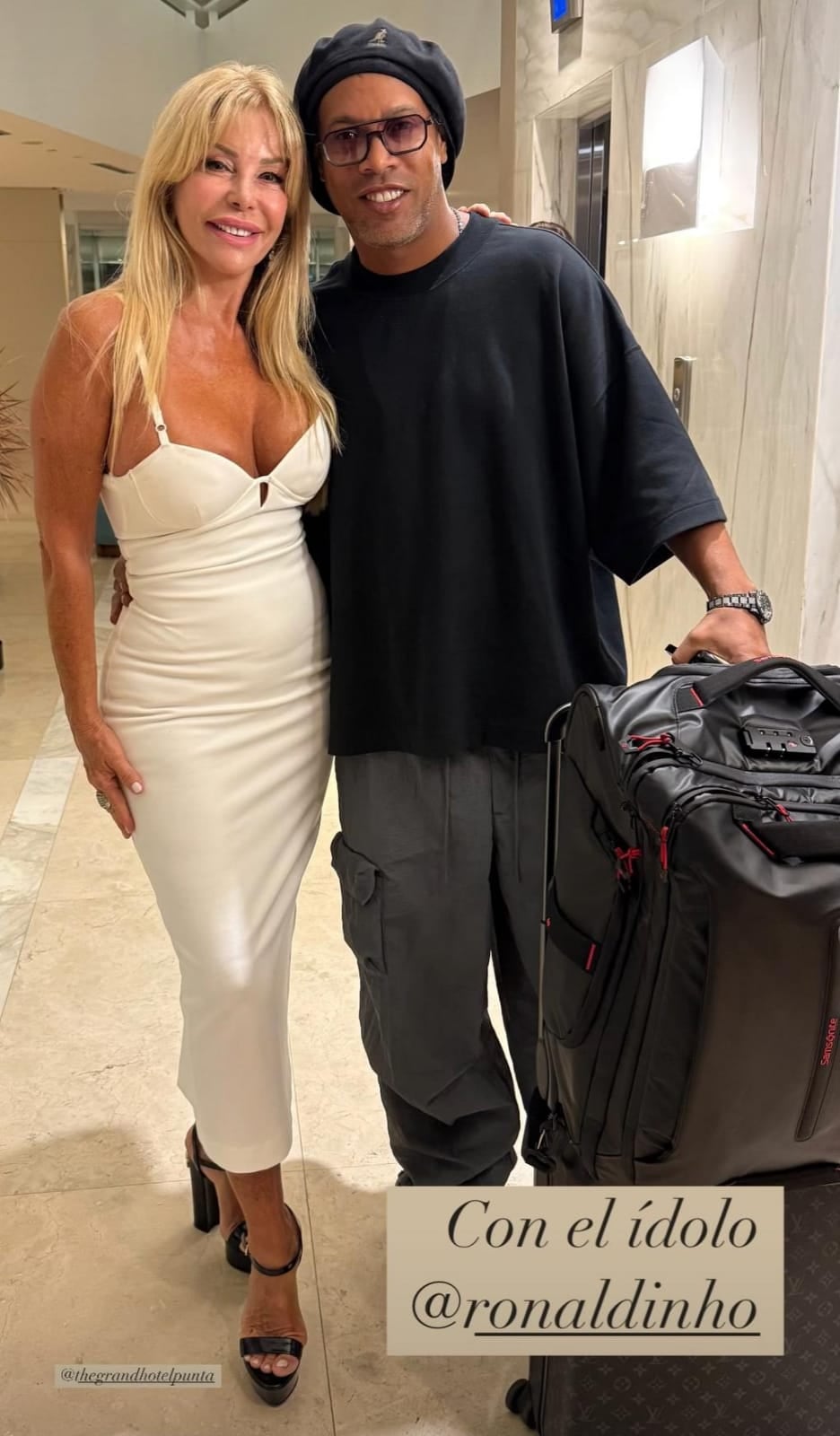 Graciela Alfano lució un increíble vestido total white en su encuentro con Ronaldinho